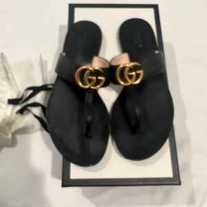 LEATHER THONG SANDAL WITH DOUBLE G